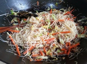 step13: 將茄子肉燥回鑊一起與米粉拌勻至收汁即可