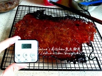 step11: 5分鐘後取出反轉再掃上蜜糖水 , 放入焗爐再焗多5分鐘 , 取出靜待10分鐘待涼