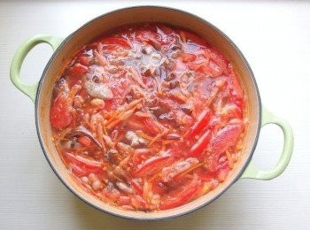 step4: 依序放入肉絲及蕃茄和胡蘿蔔絲,木耳絲煮滾,再加入豆腐絲,煮滾後加入海鹽及米醋和白胡椒粉調味,用太白粉水勾芡至個人喜歡的濃稠度。