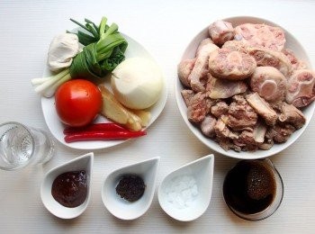 step1: 準備一鍋熱水將牛肉塊先汆燙去血水,再沖一下冷水瀝乾備用,青蔥捆成束狀,洋蔥切塊,蕃茄切對半。