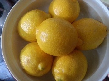 step1: 檸檬預先用鹽水浸半小時，然後刨檸檬絲待用