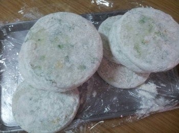 step11: 把成型的可樂餅先沾上一層薄麵粉