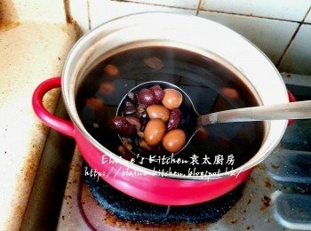 step9: 最後加入片糖拌勻 , 轉用中火煮至片糖完全溶掉後熄火焗20分鐘即可