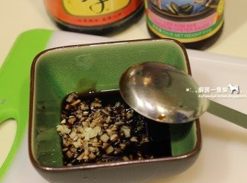 step1: 新鮮蒜頭切末，加入醬油、蠔油拌勻調成<span class="group_2">沾醬</span>。