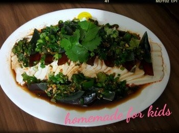 step5: 加上莞茜、蔥、辣椒即可！