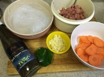 step1: 肉碎先用醃料醃半小時以上，紅蘿蔔去皮沖洗後切薄片, 蒜頭切碎, 檸檬葉用手撕開, 粉絲用水浸20分鐘至軟身後瀝乾(或剪半)備用