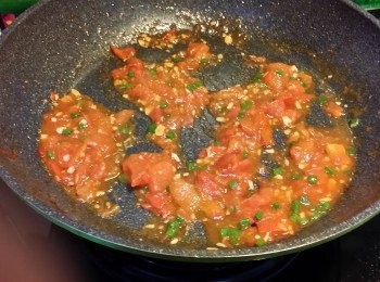 step8: 蔥粒，炒勻又兜勻，試味，見芡汁杰杰地就可以直接放上三文魚扒上。如果芡汁太杰身，可以再加番少許水，再兜勻。