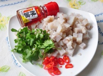 step1: 備料:芋頭糕切丁、香菜切微碎、辣椒切圓薄片、辣油等