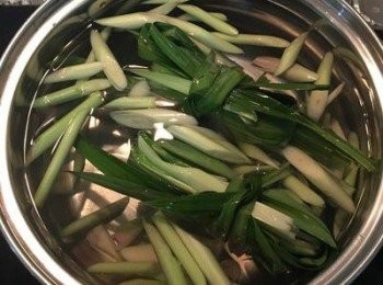 step4: 切好綁好放入鍋中，水倒入鍋子中約7分滿。開大火煮滾，再轉小火煮30分鐘。
