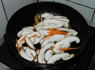 step4: 起一油鍋，蒜片爆香後將香菇絲與紅蘿蔔絲快炒