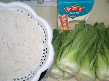 step1: 先把米粉煮開，然後過冷河。