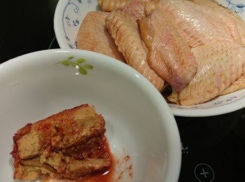 step1: 為咗容易食<a href="https://bit.ly/3zHU5V3" target="_blank" data-keyword="雞翼" class="guide-link"><strong>雞翼</strong></a> <span style="display:inline-block;vertical-align:middle;margin-top:-3px;color:initial;border-radius:3px;padding:2px 3px;font-size:12px;line-height:14px;background:#87d300;color:#fff;">即買</span> 和入味,將<a href="https://bit.ly/3zHU5V3" target="_blank" data-keyword="雞翼" class="guide-link"><strong>雞翼</strong></a> <span style="display:inline-block;vertical-align:middle;margin-top:-3px;color:initial;border-radius:3px;padding:2px 3px;font-size:12px;line-height:14px;background:#87d300;color:#fff;">即買</span> 一邊骨用鉸剪剪開,除生粉和油唔醃<a href="https://bit.ly/3zHU5V3" target="_blank" data-keyword="雞翼" class="guide-link"><strong>雞翼</strong></a> <span style="display:inline-block;vertical-align:middle;margin-top:-3px;color:initial;border-radius:3px;padding:2px 3px;font-size:12px;line-height:14px;background:#87d300;color:#fff;">即買</span> ,將所有調味料同<a href="https://bit.ly/3zHU5V3" target="_blank" data-keyword="雞翼" class="guide-link"><strong>雞翼</strong></a> <span style="display:inline-block;vertical-align:middle;margin-top:-3px;color:initial;border-radius:3px;padding:2px 3px;font-size:12px;line-height:14px;background:#87d300;color:#fff;">即買</span> 撈混,預熱焗爐300度連同網架一起預熱。