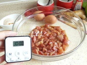 step1: <a href="https://bit.ly/2ZxapeY" target="_blank" data-keyword="雞扒" class="guide-link"><strong>雞扒</strong></a> <span style="display:inline-block;vertical-align:middle;margin-top:-3px;color:initial;border-radius:3px;padding:2px 3px;font-size:12px;line-height:14px;background:#87d300;color:#fff;">即買</span> 去皮後切粒 (雞皮留用) , 放入大碗內加入<span class="group_2">醃料</span>拌勻靜待30分鐘