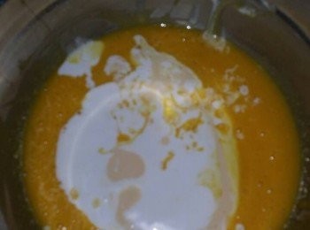 step4: 加入蛋液、練奶和一半椰漿搞勻。之後, 再加入另一半椰漿、淡奶搞勻