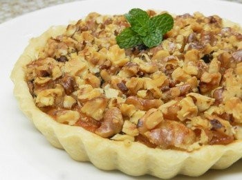 step8: 因為蘋果種類眾多，如何叛斷約要幾個蘋果，可以把切好的蘋果丁放入模型內，就可大約知道了！喜歡酸一點的朋友可以再餡內加入半個檸檬的檸檬汁，並選用青蘋果，也可以買烘焙材料行的現在<span class="group_2">派皮</span>喔！但要確認可否放入氣炸鍋中！