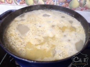 step2: 將已經洗乾淨既魚放晒入煲, 用小火慢煮至出魚汁, 輕力將魚反轉
加水並開大火煮滾, 加上蓋轉小火煲1小時, 熄火後焗1/2 - 1小時
開蓋大火將湯濃縮至一半份量