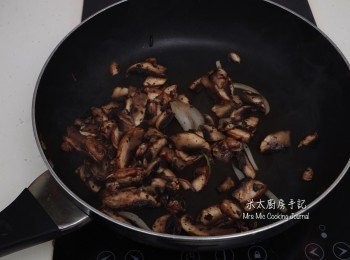 step8: 用2茶匙起鑊，放入大蘑菇和鹽拌炒至蘑菇收水變軟，把蘑菇倒入大盤中。