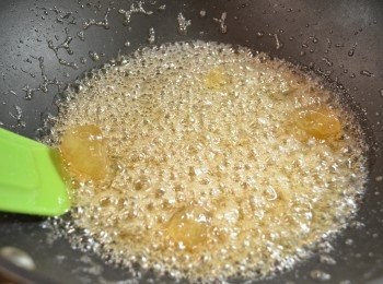 step5: 中火加熱，一開始不用攪拌，等糖完全溶於水中後，再改以小火慢煮。 糖水會慢慢開始冒出小氣泡，這時候就可以用勺稍微攪拌一下以免燒焦，也不要過度攪拌，否則會結晶。