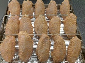 step2: 將生粉和油加入<a href="https://bit.ly/3zHU5V3" target="_blank" data-keyword="雞翼" class="guide-link"><strong>雞翼</strong></a> <span style="display:inline-block;vertical-align:middle;margin-top:-3px;color:initial;border-radius:3px;padding:2px 3px;font-size:12px;line-height:14px;background:#87d300;color:#fff;">即買</span> 攪勻,焗製時間預設30分鐘,15分鐘後掃一掃蜜糖繼續焗,再焗十分鐘目測需唔需要加時。