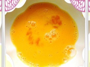 step3: 3.把蛋打散.