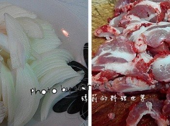 step2: 洋蔥切絲備用
醃漬完成的豬肉切成薄片備用