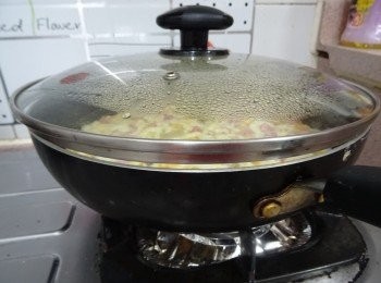 step7: 5分鐘後，將窩蓋傾斜一點，開一小罅隙，再煮8分分鐘左右。     （請留意個別爐具嘅火力不同，請自行觀察餅底的焦度，調節烹調時間）