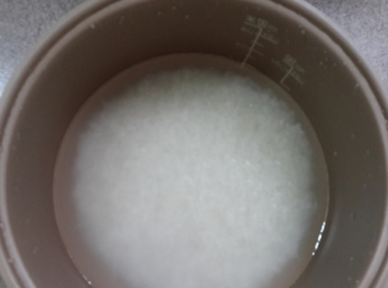 step2: 大米洗净后加适量的清水