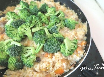 step5: 米粒熟透後加入鹽巴、胡椒、百里香調味，最後加入花椰菜拌炒就完成囉(・∀・)