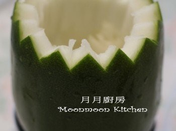 step3: 用小匙把內裏的籽及襄刮走，頂部的小蓋也要刮去籽。