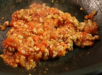 step5: 接著倒入番茄醬和少許清水翻炒均勻，再下少許鹽和黑胡椒粉調味，待醬汁煮至呈濃稠狀就可熄火。