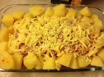 step7: 因為我的焗盤還有點空位, 我就烚了一些Q版薯仔, 加了香草碎放在焗盤旁, 有時間的可整薯蓉