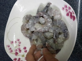 step2: 將急凍虎蝦仁室溫解凍，洗淨，加入胡椒粉和粟粉撈勻，慢慢用手混合去除表面薄膜，再洗淨瀝乾水份