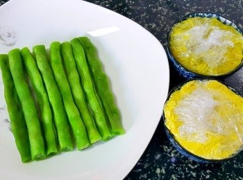 step2: 四季豆洗淨切去頭尾…… 少少鹽油水烚熟…… 取出鋪在碟上……
南瓜压蓉待涼…… 一半虾仁切幼粒…… 兩者加入芥末蛋黃醬拌勻…… 放在已鋪保鮮紙的小杯內定型！