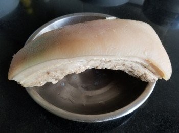 step2: 已放湯煲 2 小時，取出後用鹽醃 1 小時入味備用