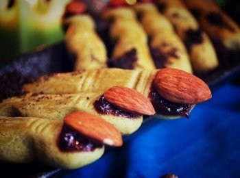 step11: 沒有電動攪拌器也不要緊，這個配方可以用一隻簡單的手動打蛋器完成，相信你家的小朋友會很樂意搶著幫忙！Boo～ Happy Haunting!