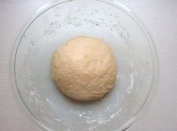 step5: 再將切成小塊的奶油加入麵糰中攪拌搓揉到完全融合。