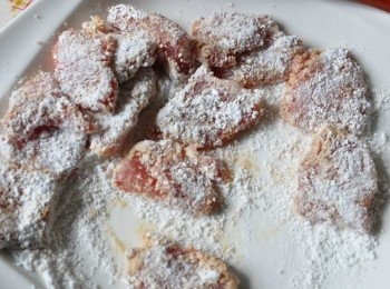 step2: 將醃好的里肌肉均勻沾裹一層地瓜粉