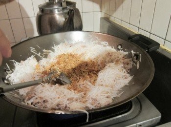 step4: .加入蘿蔔絲翻炒，加入油蔥和糖（自製）