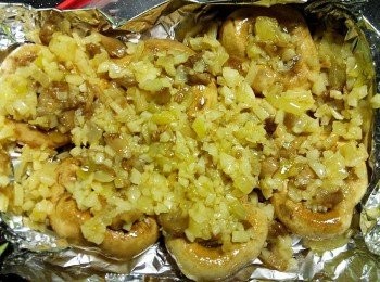 step6: 將步驟3之蒜蓉與油鋪上蘑菇上，再放入烤箱以160度焗10分鐘即可。