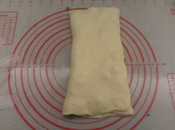 step5: 再將另外三分一蓋上面, 之後輕輕壓一壓麵團。