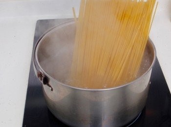 step2: 把意粉放入滾水，加鹽，依包裝袋指示時間烚熟。