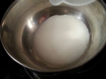 step1: 先將60g清水煮溶砂糖待用