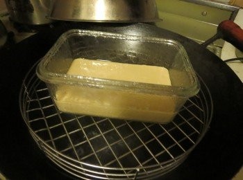 step7: 蛋糕糊静置的时侯,可以在锅内烧开水了,放入前震模子兩下將氣泡震出，放上蒸架.把容器放入,盖上锅盖,用中火蒸25分钟.蒸好后,要等1分钟再开盖.可以用牙签插下去再插起来，如果没有粘物就表示熟了;