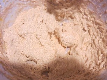 step3: 逐隻雞蛋發打成蛋漿，分兩次加入牛油砂糖內，用電動打蛋器以低速打至均勻，牛油完全把蛋漿吸收。