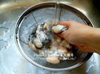 step1: 蠔仔用生粉沖洗兩次 , 再用水沖一沖洗及瀝乾後放入大碗內