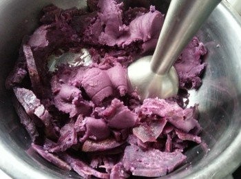 step6: 將蒸好的紫薯壓溶或用攪拌器攪溶