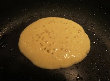 step3: 加热不沾煎锅，放少許油，放入四湯匙面糊用小火煎至表面看到泡泡，反轉再煎至一分鐘左右即可。可以有十塊左右。