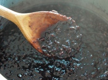 step2: 然後將步驟一的水放入煲內，用中火煮沸，再加入黑糯米，煮沸後轉小火，煮約35-40分鐘 （間中攪拌一下免燒焦）