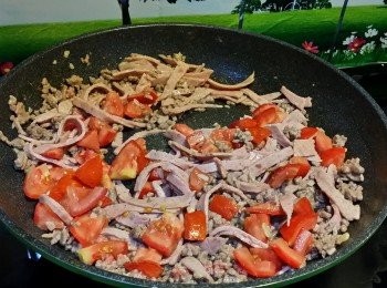 step5: 加入免治牛肉碎，快炒幾吓，再加熟凍肉片，又快炒幾吓，再加入蕃茄粒去一齊炒勻，炒到蕃茄有少許軟身