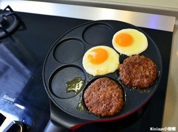 step4: 一邊同時先煎牛肉餅,牛肉餅煎差不多在一同煎雞蛋2顆,煎熟即可